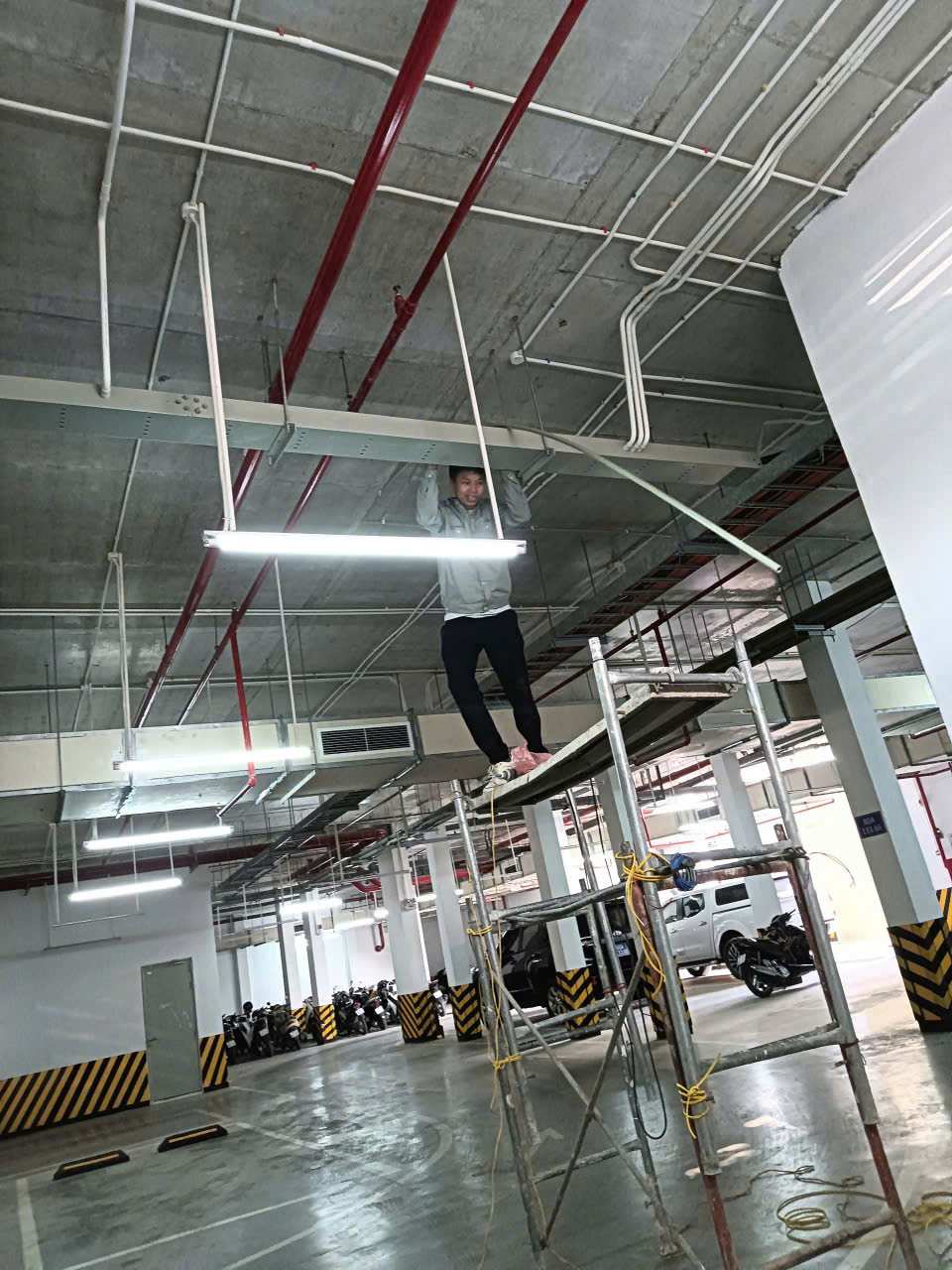 Thợ lắp đặt điện tại Cầu Giấy